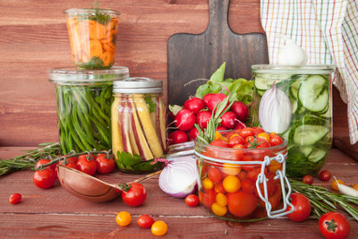 Durch Eigenanbau gewonnenenes Obst und Gemüse lässt sich durch Einkochen, Sterilisieren oder Einfrieren haltbar machen